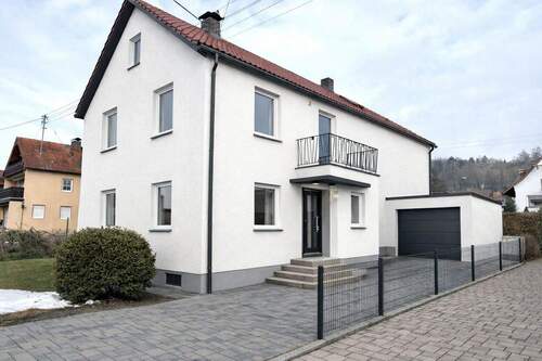 Außen modernisiert_Option 2 - 8 Zimmer Einfamilienhaus in Dinkelscherben