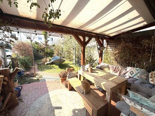 Terrasse und Blick zum Garten - Wo neue Wurzeln wachsen: Ihr Haus mit sonnigem Garten in Heusenstamm