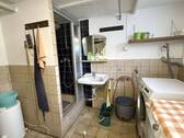 Heizraum mit Dusche u. Waschmaschinenanschluss - 