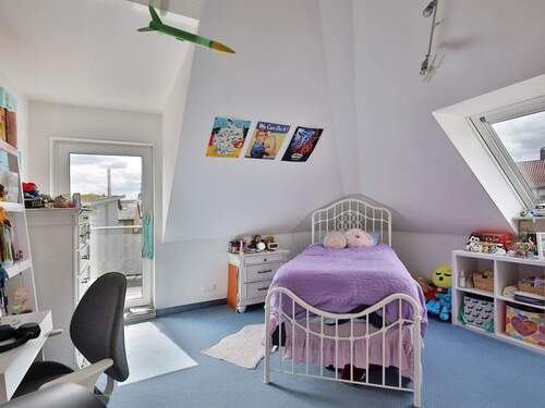 Helles Kinderzimmer mit Balkon - 