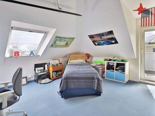 Helles Kinderzimmer mit Balkon - 