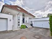 Hausansicht mit großer Garage - 6 Zimmer Einfamilienhaus zum Kaufen in Filderstadt-Harthausen