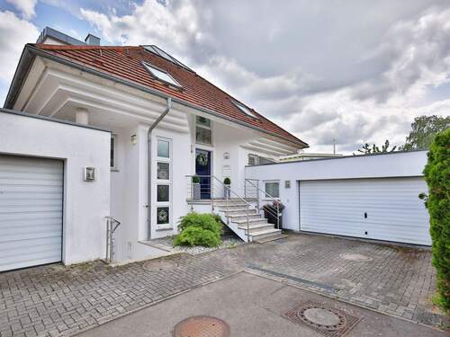 Hausansicht mit großer Garage - 6 Zimmer Einfamilienhaus zum Kaufen in Filderstadt-Harthausen