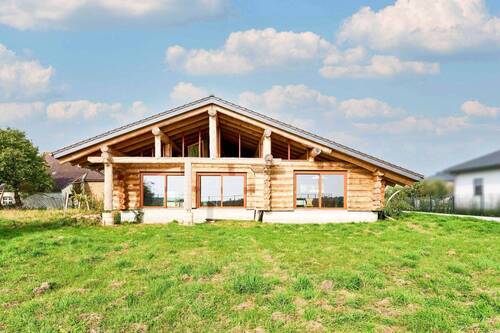 Rückansicht - Traumhaftes Holzhaus: Wohnen mit großem, sonnigem Garten und naturnaher Lage