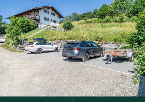 Hausansicht von Osten mit Stellplätzen - 