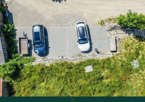 6 Stellplätze, 2 davon mit E-Ladesäule - 