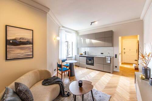 Wohnzimmer/Wohnküche - Winsstraße: Premiumlage trifft komplett möbliertes Design-Konzept