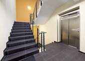 Treppenhaus mit Aufzug - 