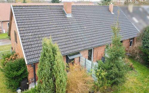Außenansicht (2) - Eigene Scholle: DHH mit großem Gartengrundstück in Feldrandlage