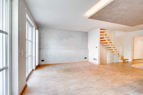 Wohnbereich - 4 Zimmer Reihenendhaus zum Kaufen in München