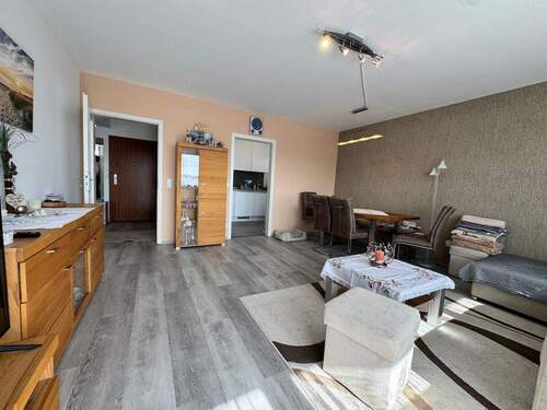 Wohn- Essbereich Blick zur Küche + Flur - 