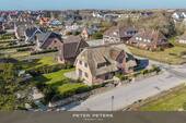 Bild 1 - Neubau von reetgedeckten FW-Haushälften mit jeweils einem eigenen Garagenplatz
