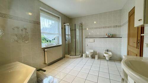 Vollbad im Dachgeschoss mit Dusche - 