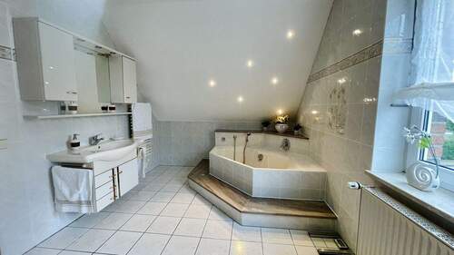 ... und Eckbadewanne - 