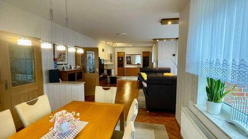 Großzügiges Wohnzimmer - 