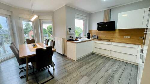 Küche mit Einbauküche - 