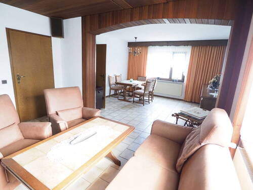 Wohnzimmer mit Blick ins Esszimmer - 