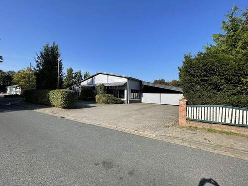 Halle und Haus von vorn - Halle zum Kaufen in Friesoythe