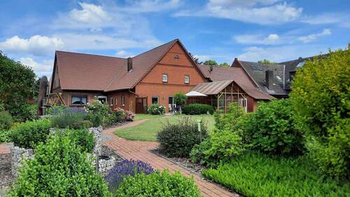 Hausansicht vom Garten - Haus in einem Weserdorf zu verkaufen