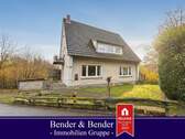 www.bender-immobilien.de - *RESERVIERT* Zweifamilienhaus in ruhiger Lage von Windeck sucht Sie mit handwerklichem Geschick!