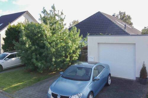 Garage und Stellplätze - 