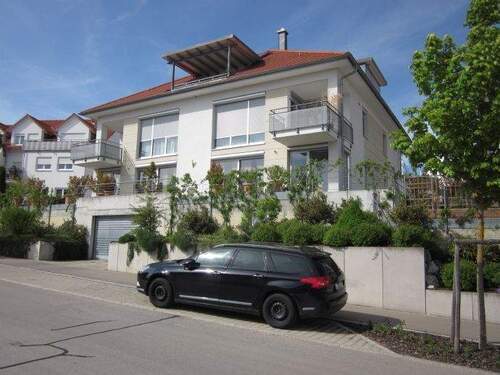 Hausansicht - Herrliche 3-Zi-Wohnung in modernem 5-Parteienhaus mit Blick über das Tal!