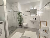 Badezimmer mit bodengleicher Dusche - 