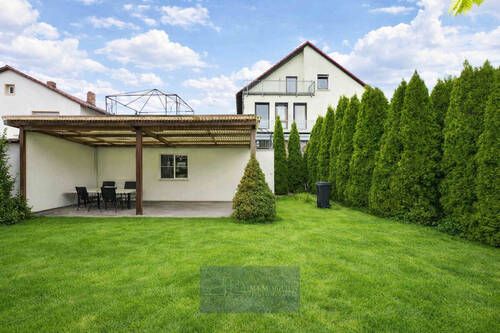Blick vom Garten - HAUS IN HAUS KONZEPT - WOHNEN AUF 2 EBENEN - EIGENER GARTEN DACHTERRASSEDOPPELGARAGESTELLPLÄTZE