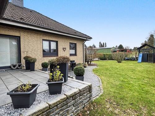 Grundstück Süden - Einfamilienhaus mit 146,30 m&sup2; in Hohenaspe zum Kaufen