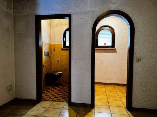 Diele mit Blick ins WC und Garderobe.JPG - 