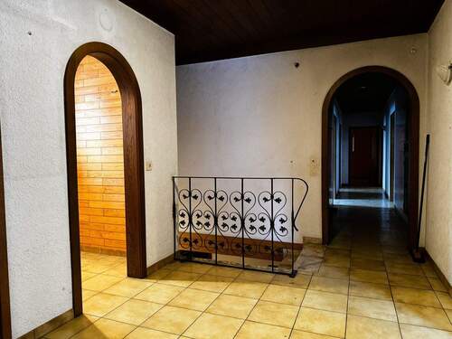 Diele mit Treppenabgang und Blick in den Flur.JPG - 