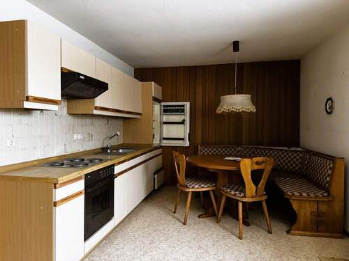 KG Hobbyraum Einbauküche und Essbereich.JPG - 