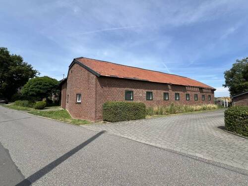 Pferdestallung von der Straße - 