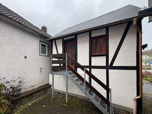 Nebengebäude mit Garage - 6 Zimmer Doppelhaushälfte in Wissen