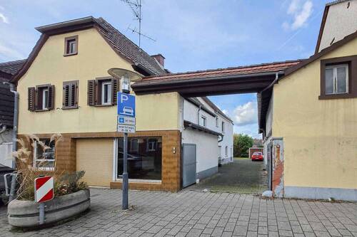 Ansicht von Straße - Großzügiger Bauplatz und Bestand auf 936 m²: 3-Familienhaus (+Laden) mit Entwicklungsspielraum
