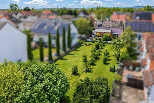 Bebaubarer Teil vom Grundstück - 7 Zimmer Mehrfamilienhaus, Wohnhaus zum Kaufen in Raunheim