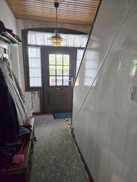 Flur mit Eingangstür - 