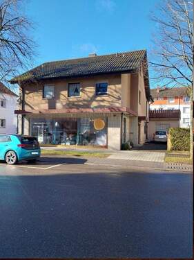 Ansicht Straße - Verkauf eines Wohnhauses mit gut vermieteter Gewerbeeinheit in Singen