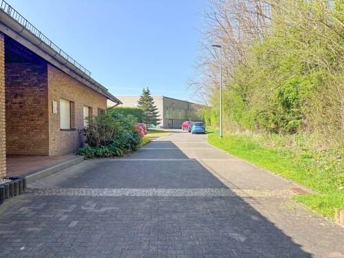 Garagenzufahrt - Büro mit 181,00 m&sup2; in Wissen zur Miete