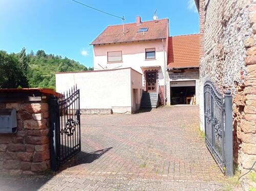 Außenansicht - - RESERVIERT - Für Macher & Visionäre: Renovierungsobjekt mit Scheune direkt nebenan