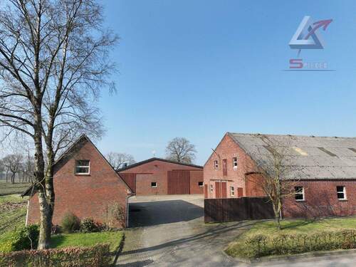 Straßenansicht - 7 Zimmer Mehrfamilienhaus, Wohnhaus in Uplengen / Bühren