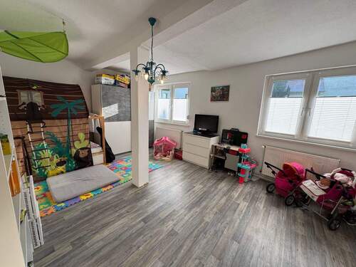 Großes Schlaf-/Kinderzimmer im Erdgeschoss - 