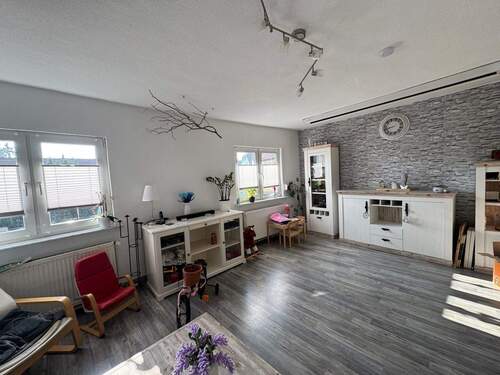 Großes, sonnendurchflutetes Wohnzimmer im Obergeschoss - 