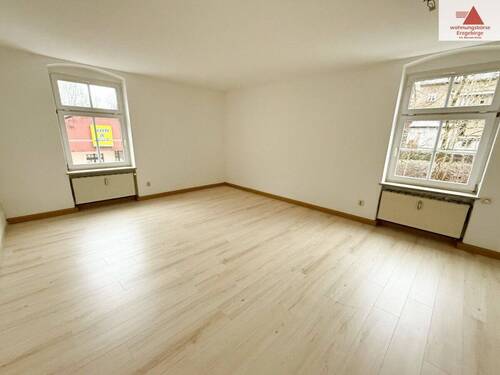 Wohnzimmer - Geräumige 2-Raum-Wohnung mit PKW-Stellplatz auf der Talstraße in Annaberg-Buchholz!