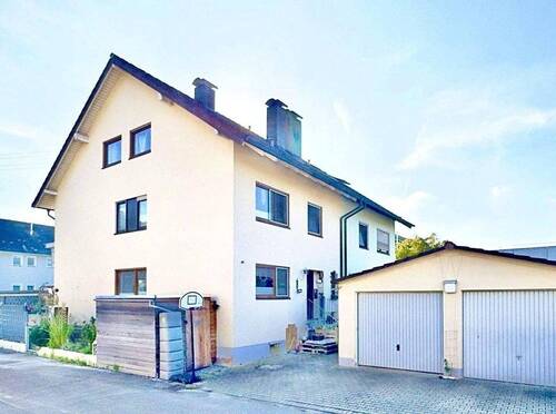Eingangsbereich + Garagen - 7 Zimmer Doppelhaushälfte in Meckenbeuren