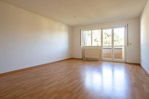 Wohnzimmer mit Balkon - 