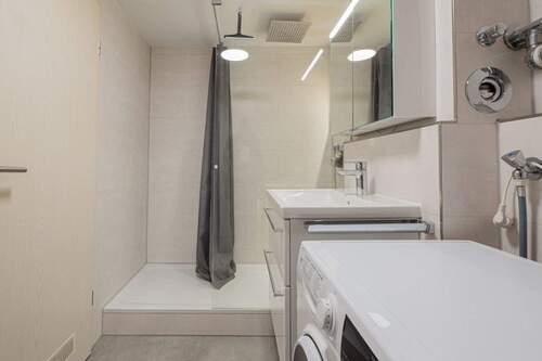 Bad mit mit großer Dusche - 