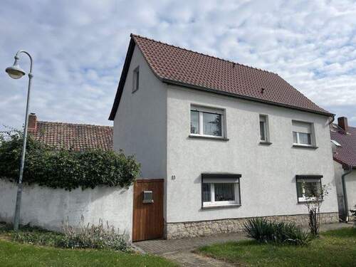 Vorderansicht von links - *** DAS OBJEKT IST RESERVIERT! *** Wohn- oder Ferienhaus mit GarageNebengelass in Ortsrandlage von Schadeleben am „Concordia-See“