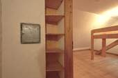 2.OG: Flur mit Regal DSC.JPG - 