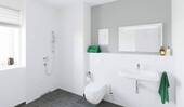 Modernes Tageslichtbad mit bodengleicher Dusche un - 
